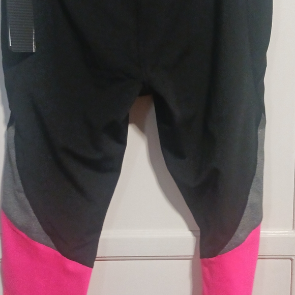 176. NWT BEBE SPORT CROP ACTIVE LEGGING - Picture 3 of 5